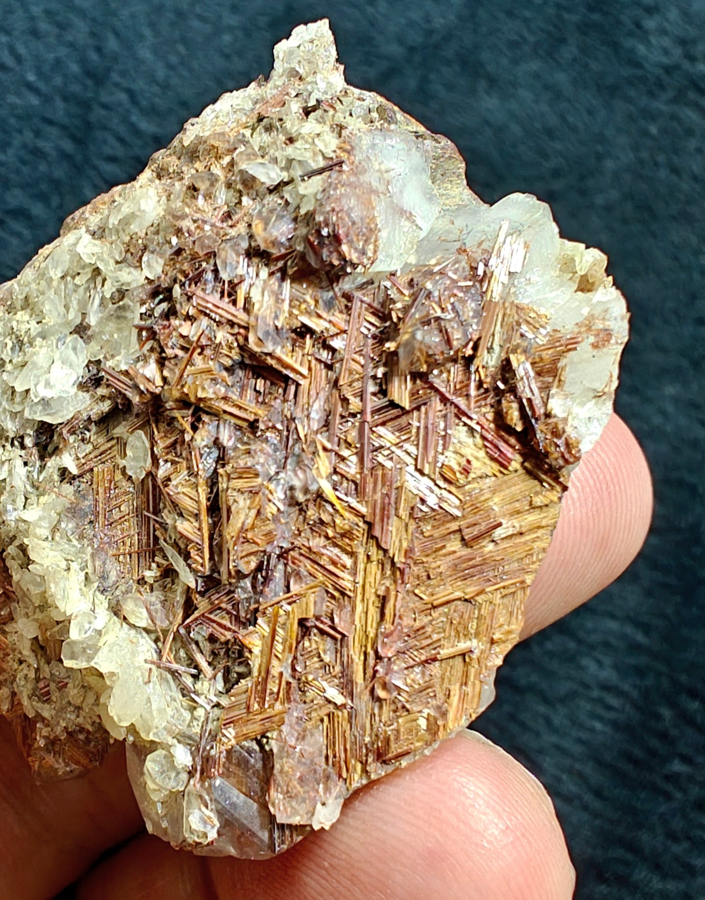 Natural Quartz Crystal with Rutiles Saginite 36 grams