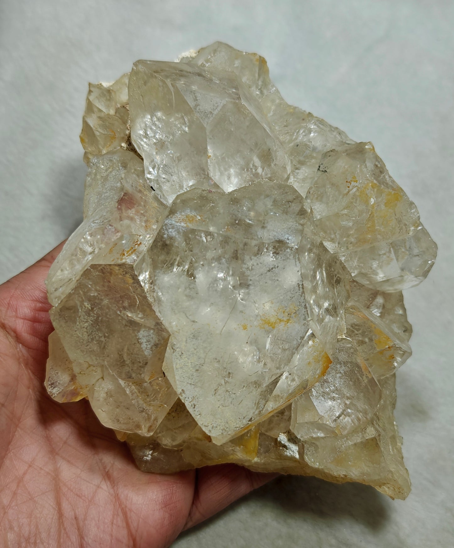 Quartz crystals having gwindle like formations 694 grams
