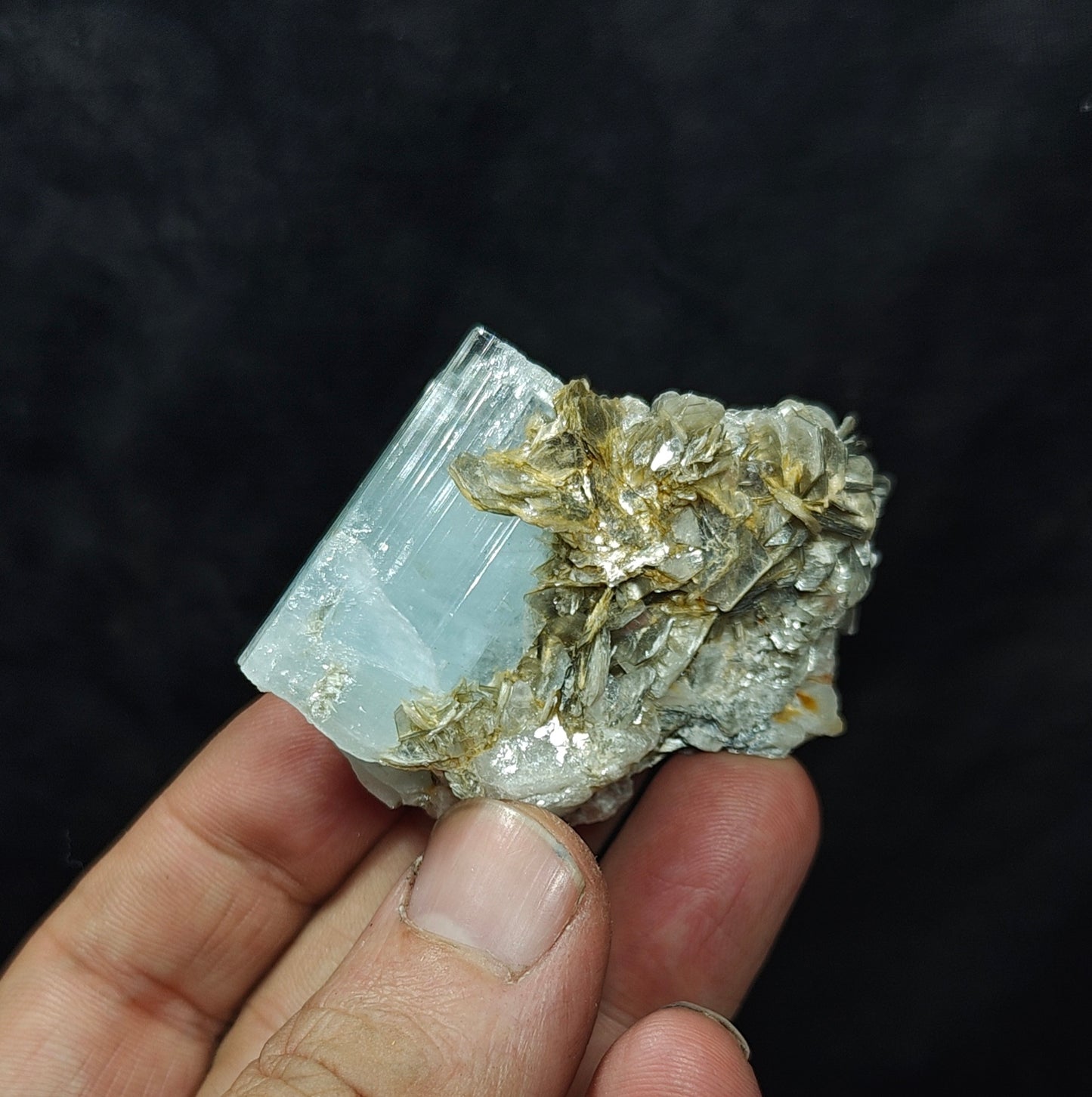 Aquamarine Specimen with associated Muscovite and Fluorite 82 grams