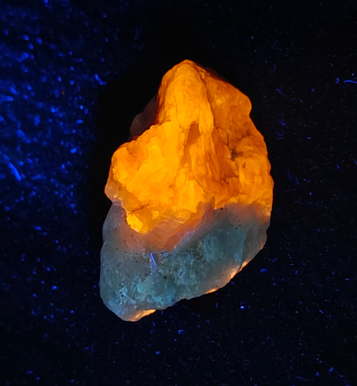 Natural fluorescent Hackmanite 23 grams