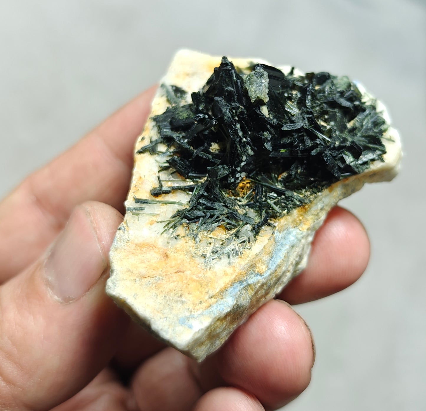 Aegirine crystals cluster specimen 67 grams