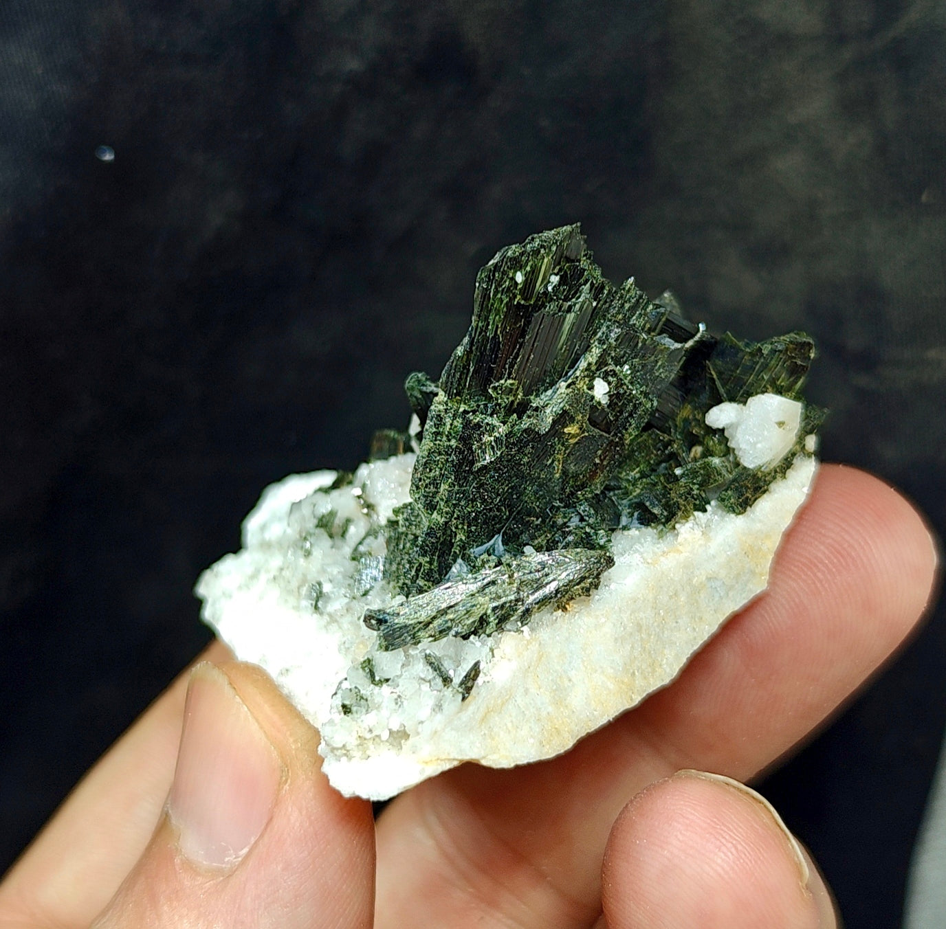 Single beautiful aesthetic aegirine crystals specimen 44 grams