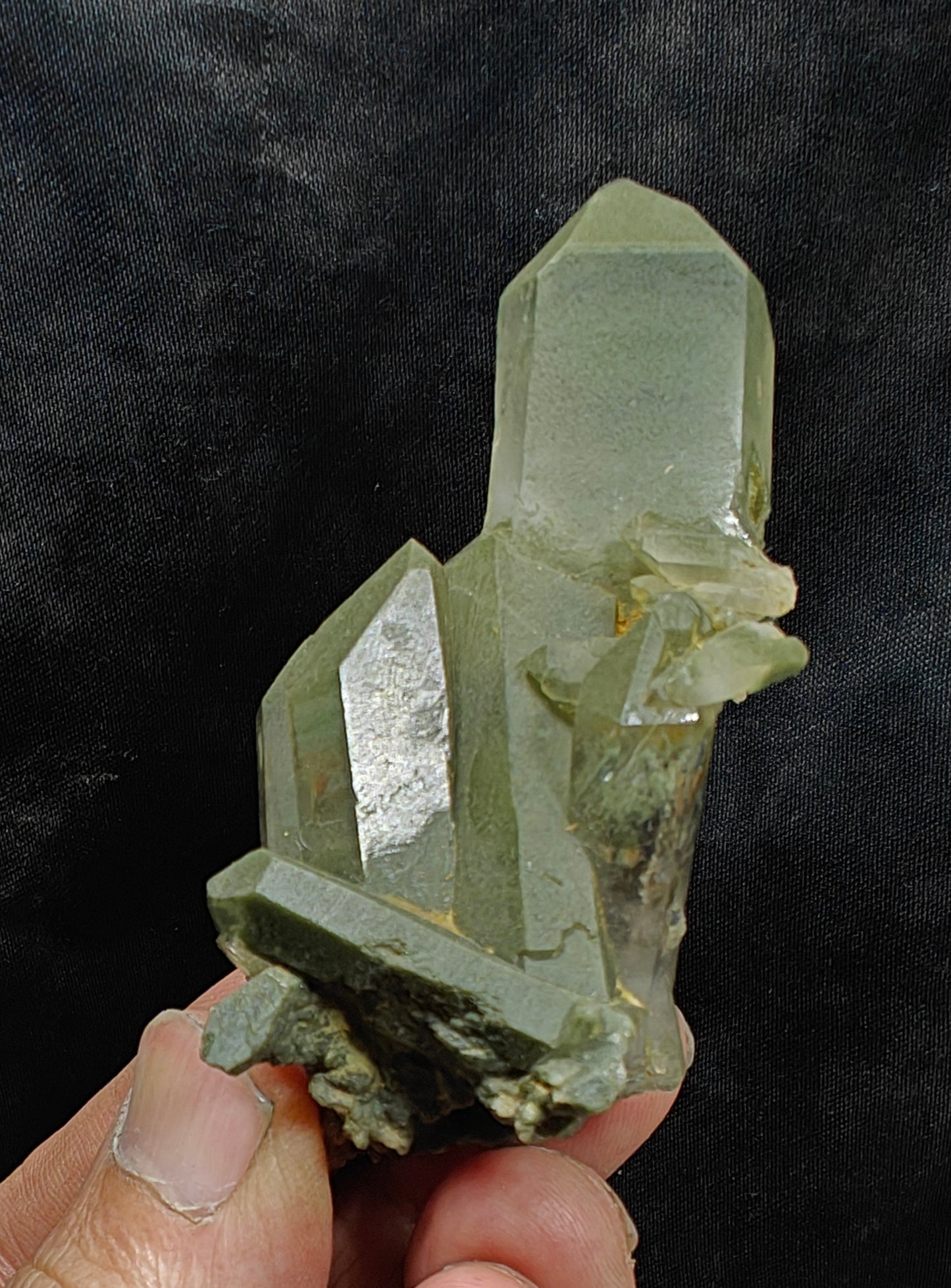 Natural terminated Chlorite Quartz cluster 67 grams