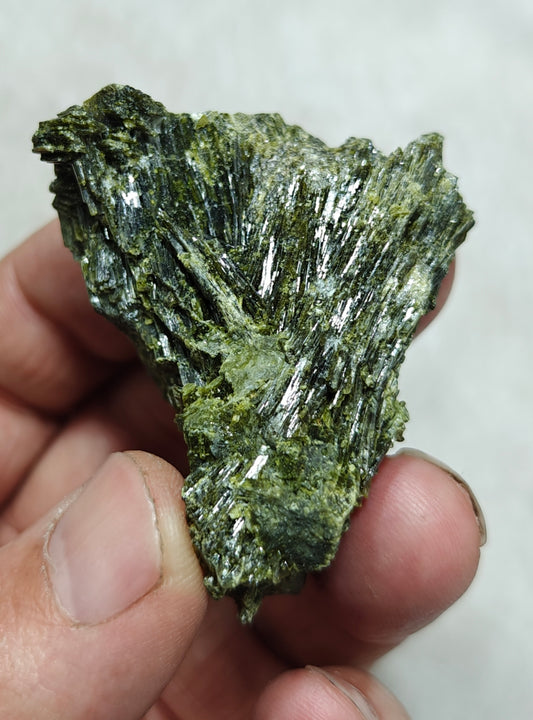 An Amazing specimen of lusterous Epidote crystal 66 grams