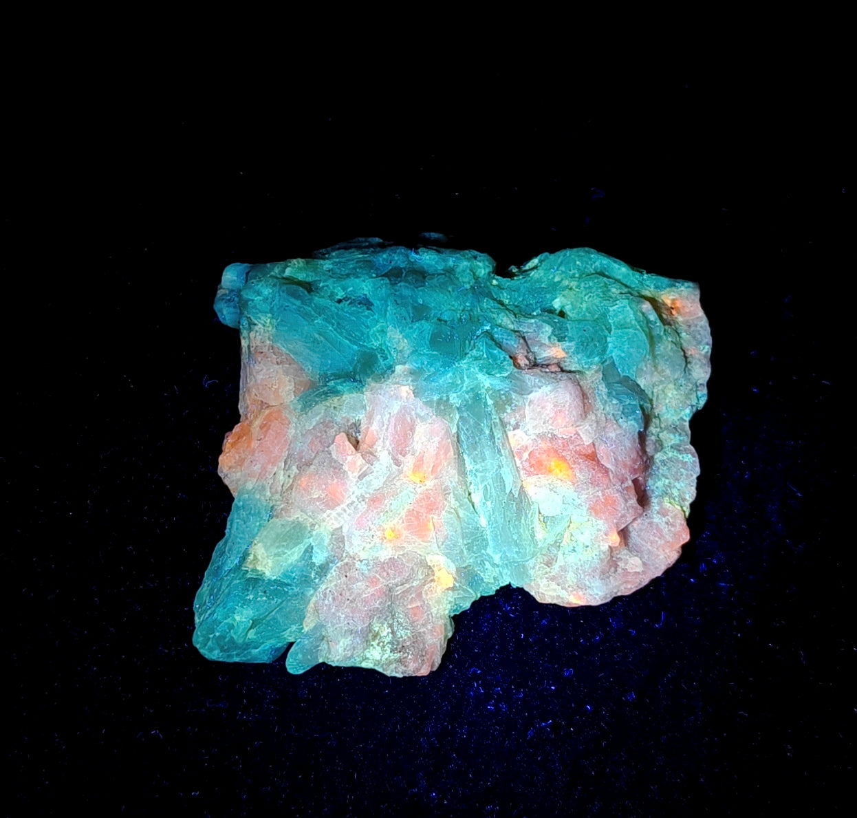 UV reactive tenebrescent Fluorescent Hackmanite with Richterite 143 grams