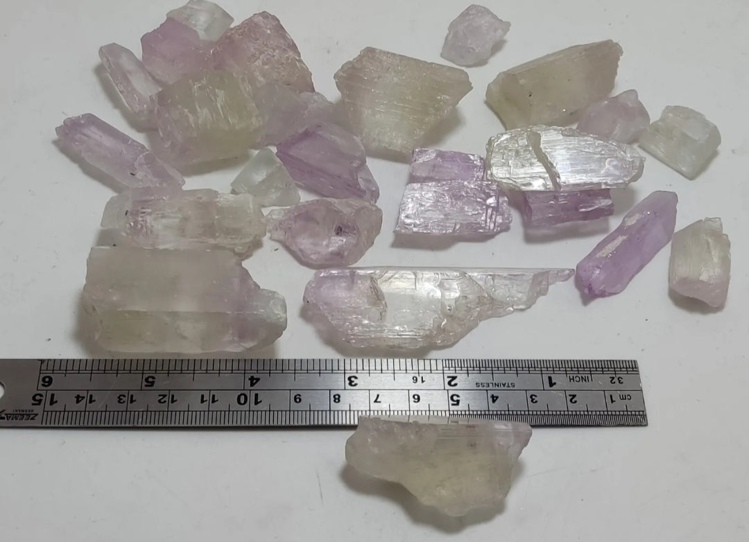 380 grams lot of rough Kunzite/spodumene