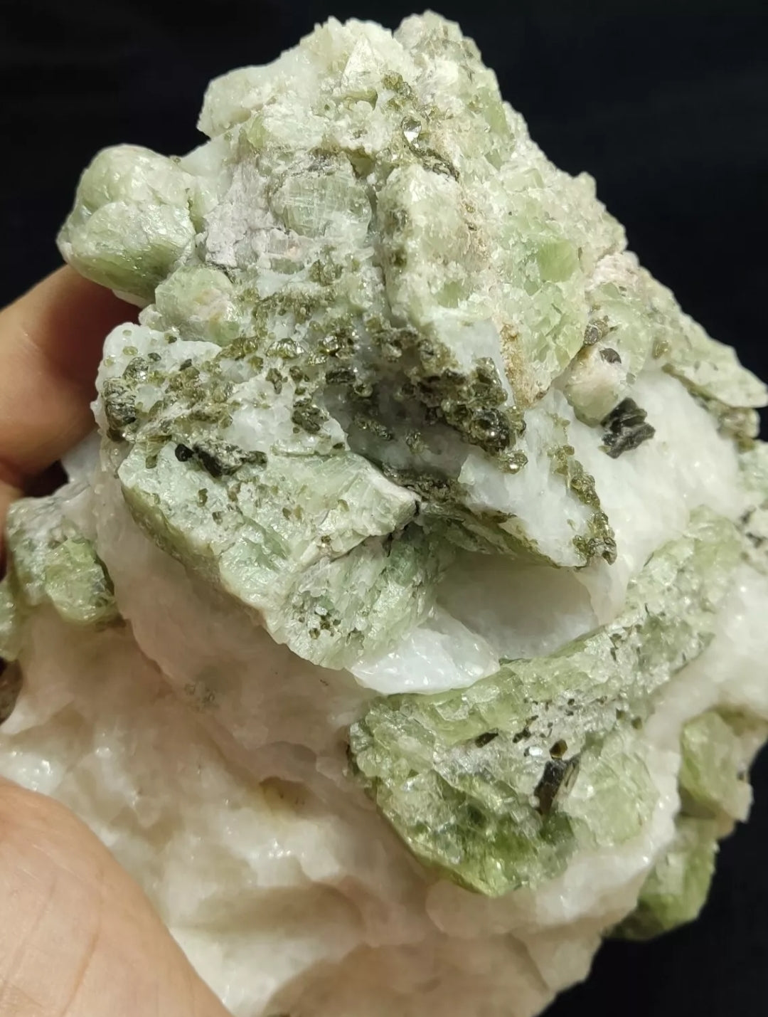 Green diopside crystals on matrix with mica 1067 grams