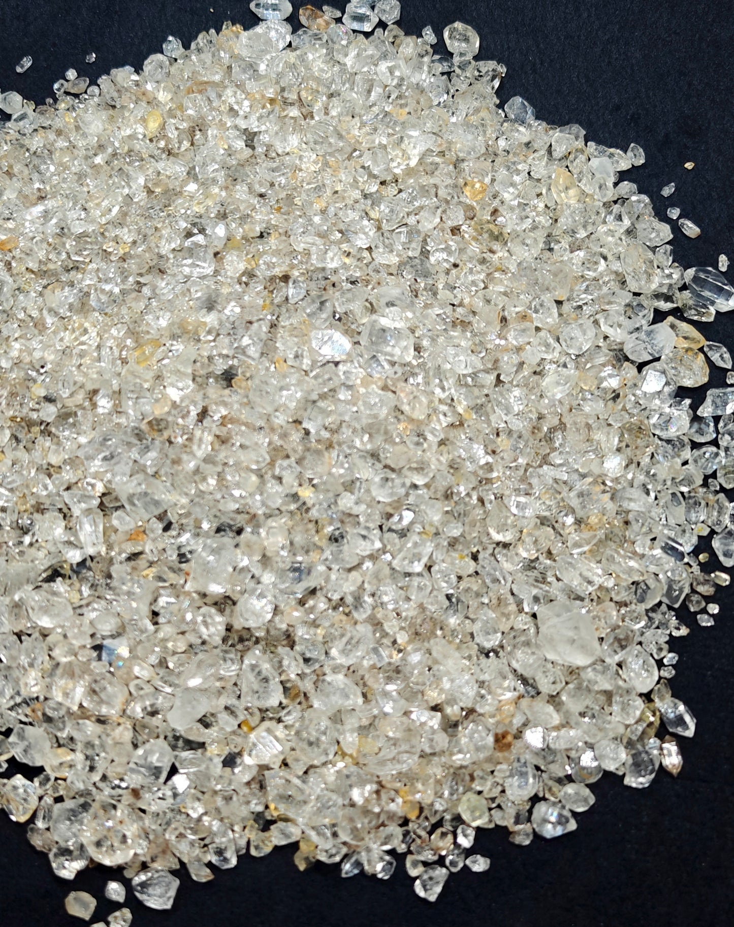 700 grams partly fluorescent diamond quartz crystals collection