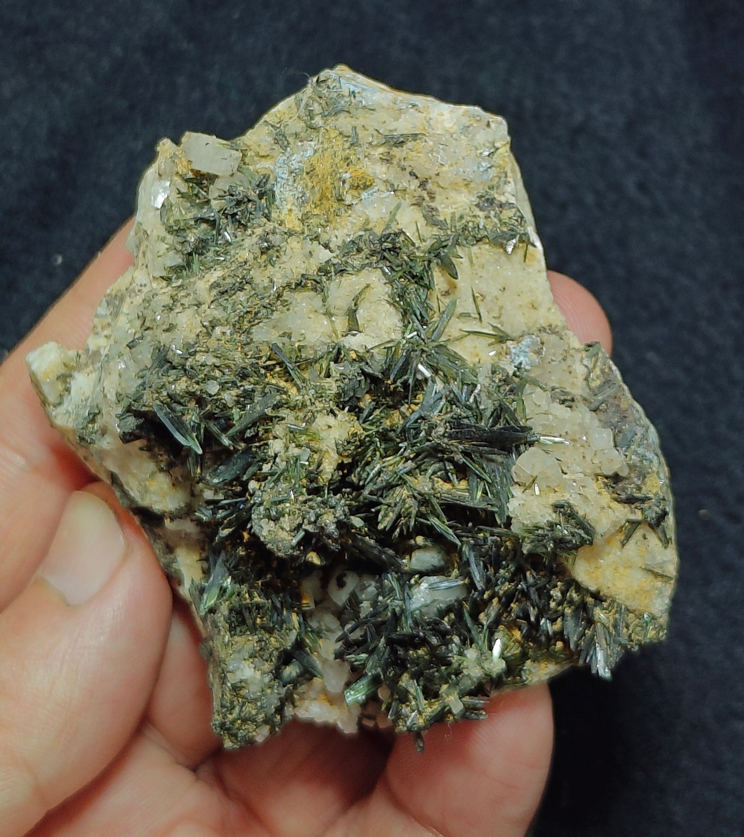 Aegirine crystals specimen 141 grams