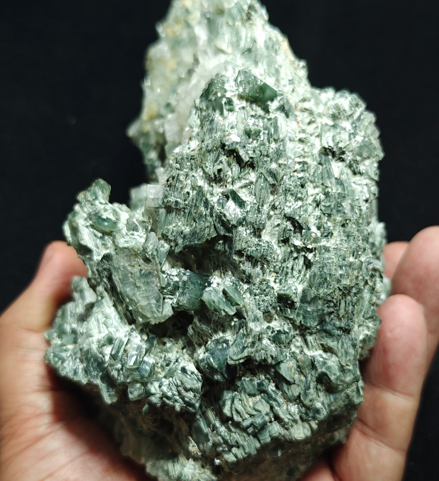 Periclene Albite with byss-olite inclusions 1300 grams