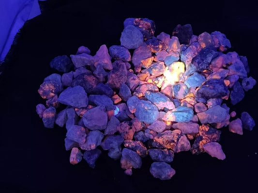 1400 grams rough fluorescent Hackmanite