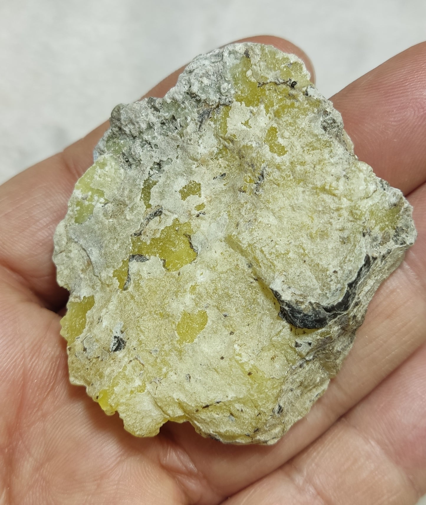 Natural yellow color Brucite 29 grams