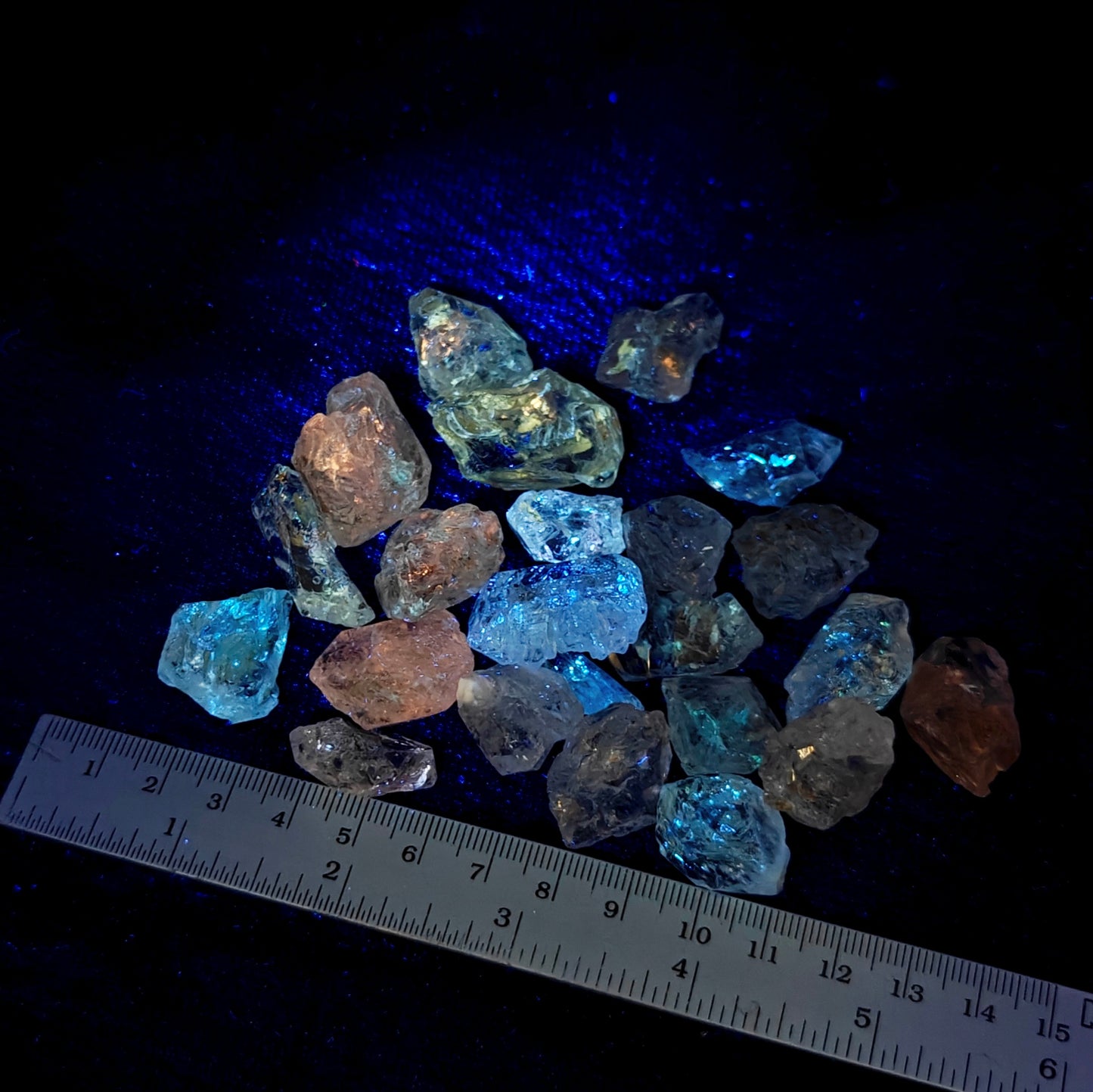Fluorescent diamond quartz collection 140 grams