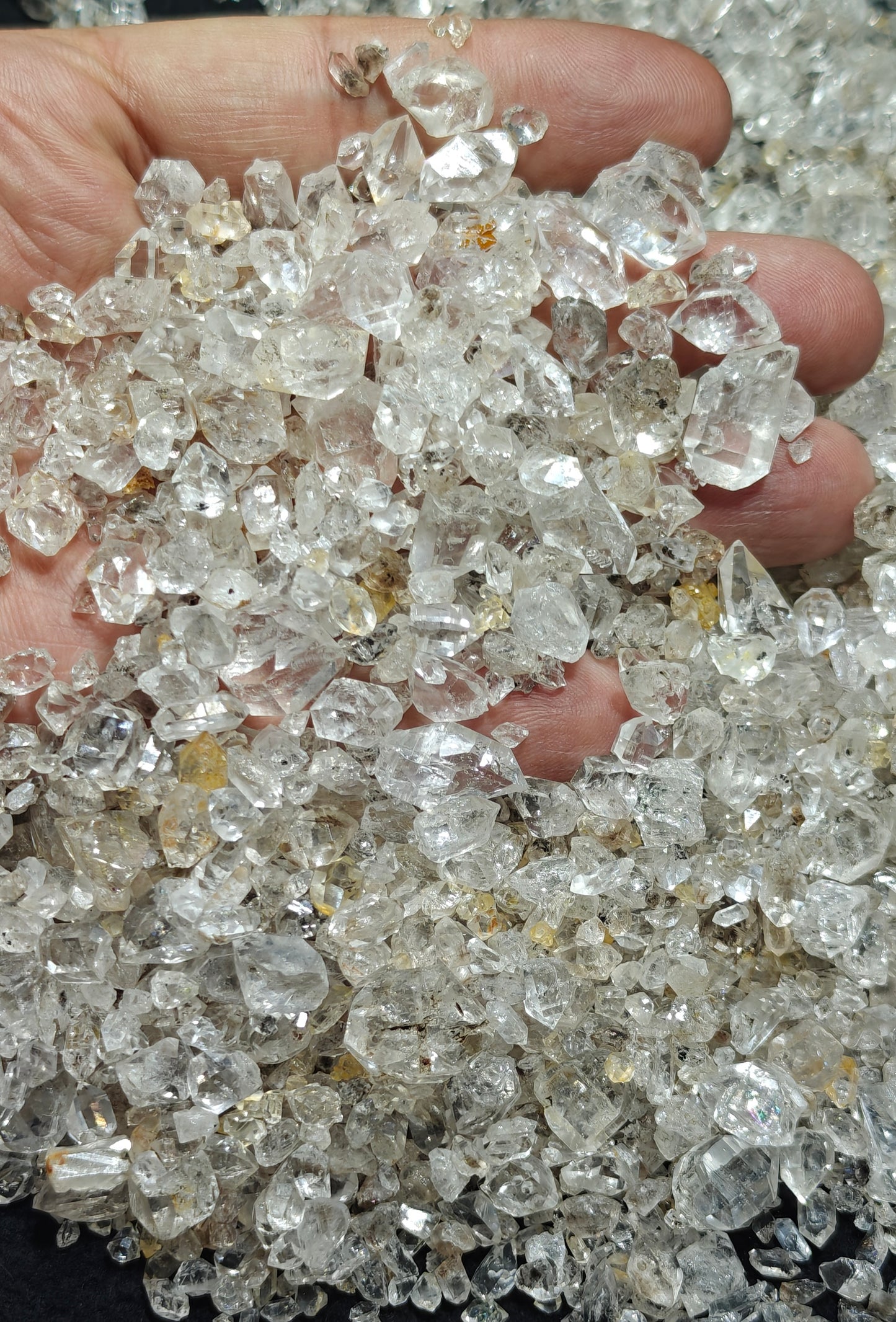 700 grams partly fluorescent diamond quartz crystals collection