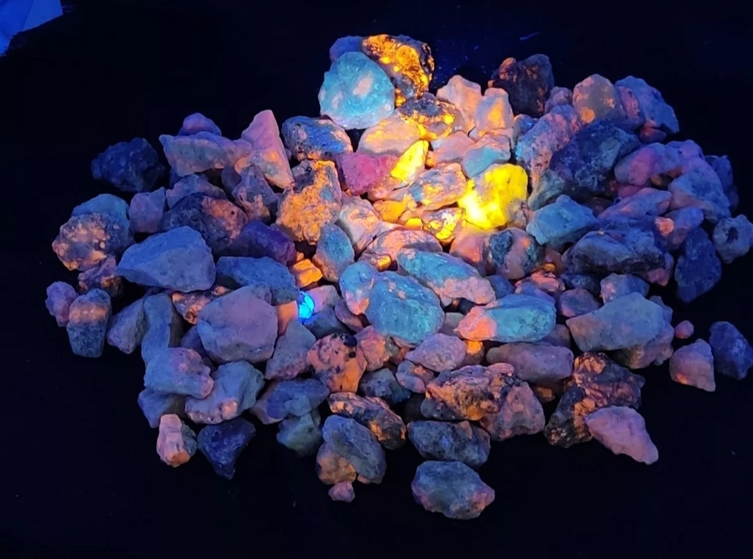 1400 grams rough fluorescent Hackmanite