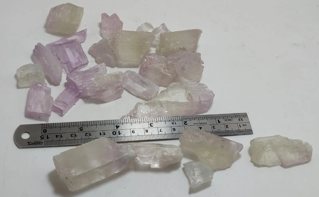 380 grams lot of rough Kunzite/spodumene