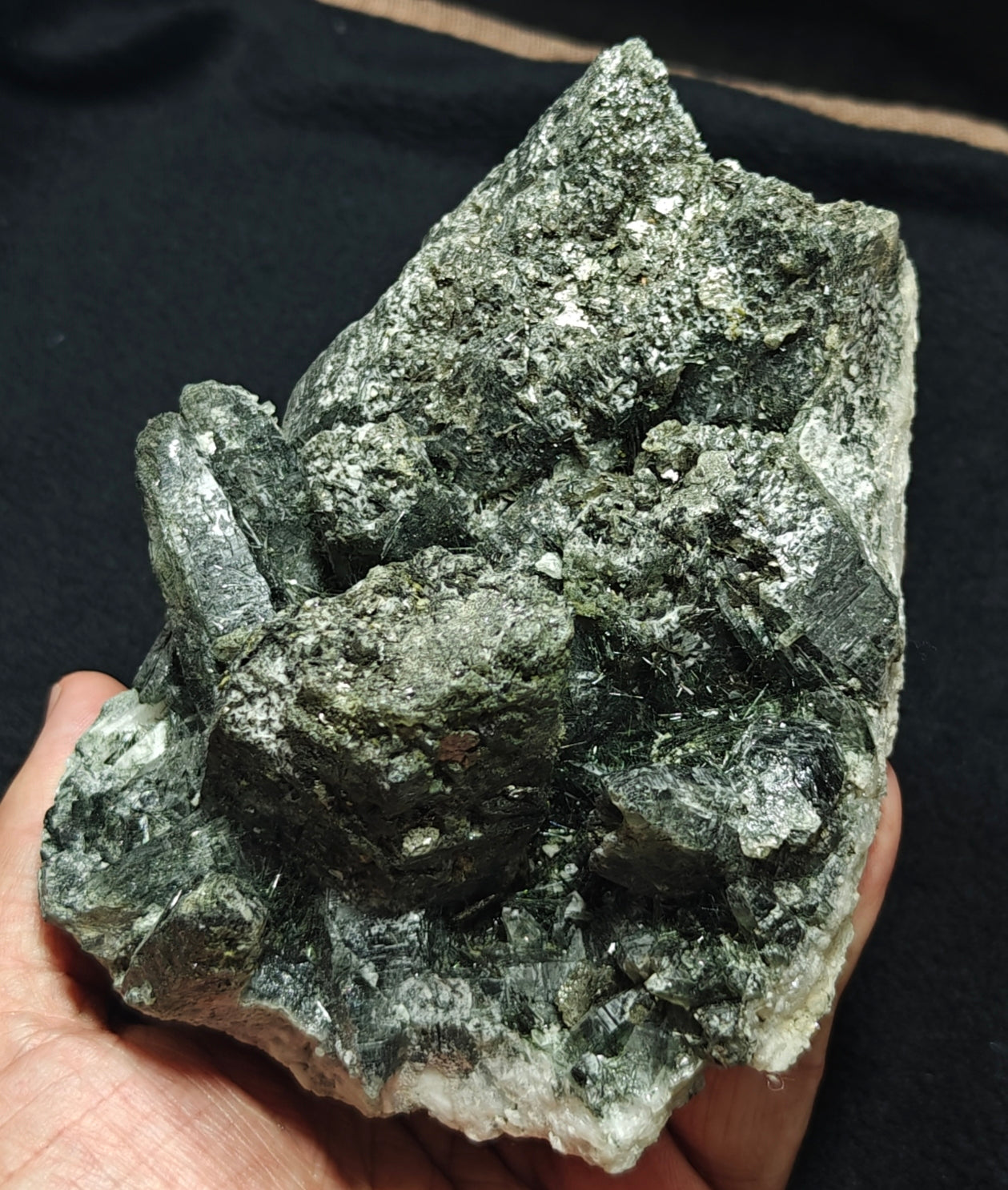 Chlorite Quartz crystal specimen 770 grams