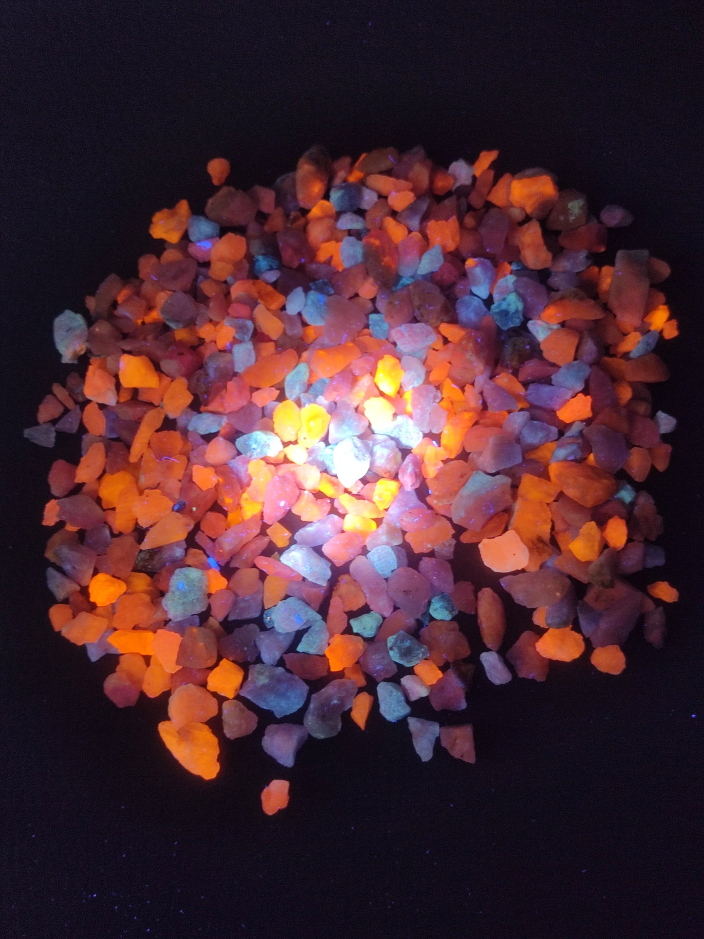 Fluorescent Hackmanite small size 120 grams