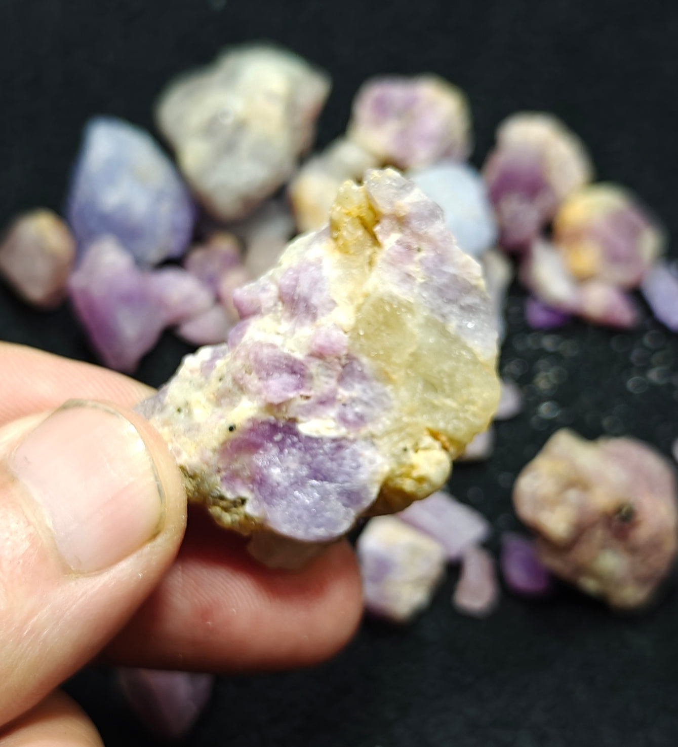 Rough Hackmanite Highly Tenebrescent Lot 100 grams