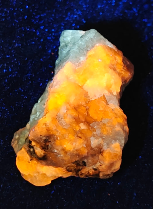 Natural fluorescent hackmanite 37 grams