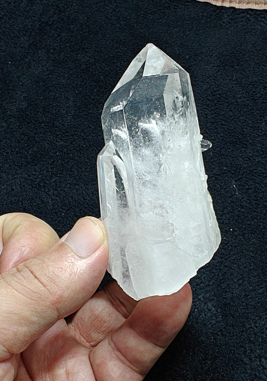 An amazing terminated twin Quartz Crystals specimen 142 grams