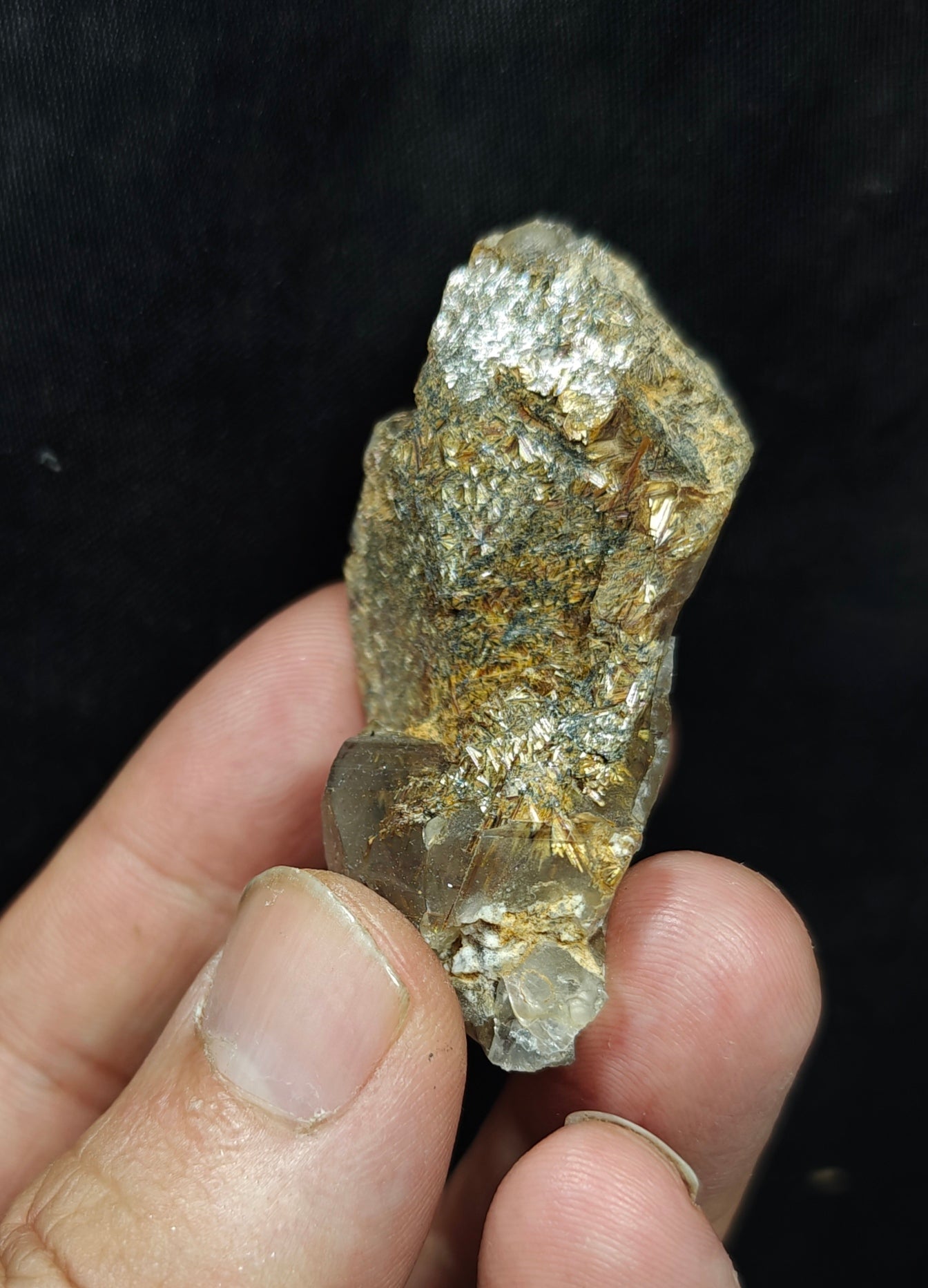 Rutiles on quartz 46 grams