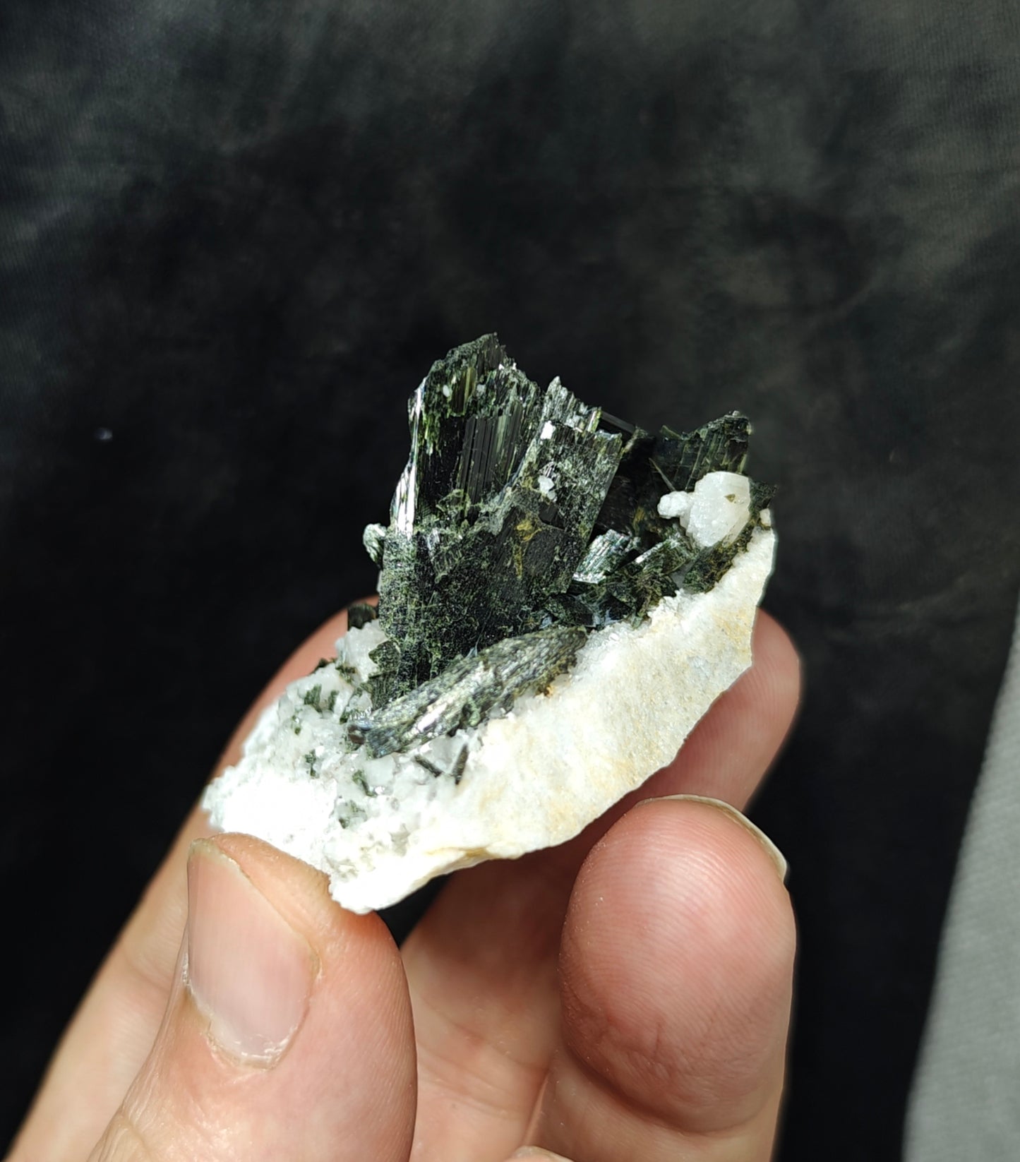 Single beautiful aesthetic aegirine crystals specimen 44 grams