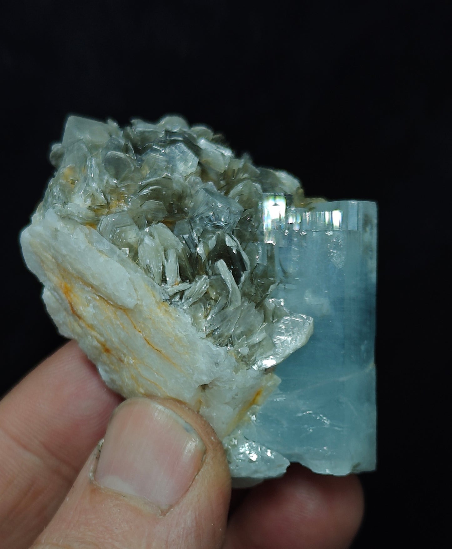 Aquamarine Specimen with associated Muscovite and Fluorite 82 grams