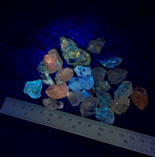 Fluorescent diamond quartz collection 140 grams