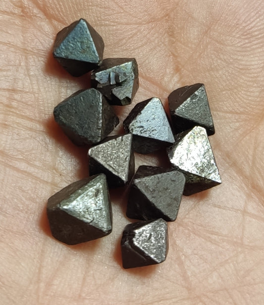 10 pieces octahedron magnetite crystals