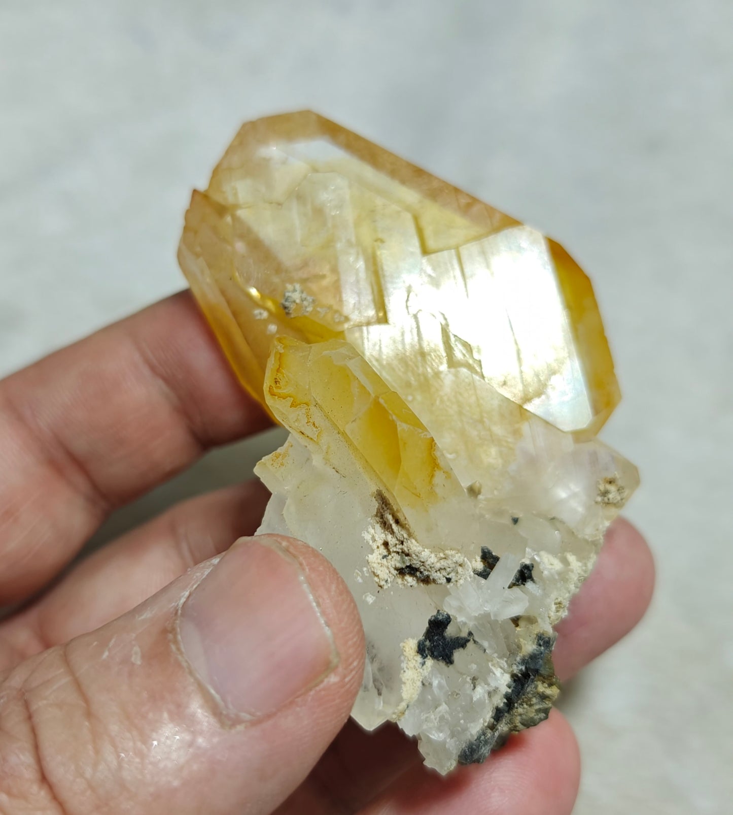 Natural iron inclusions yellow faden Quartz 60 grams