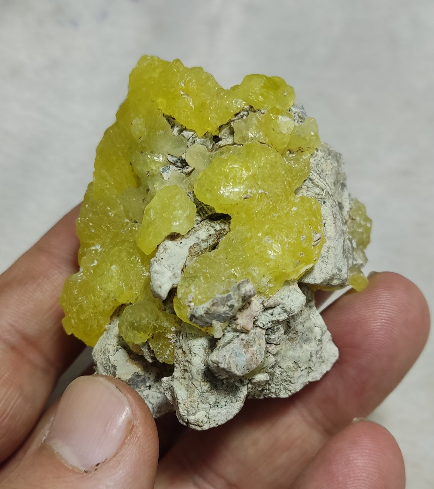 Natural yellow color Brucite 88 grams