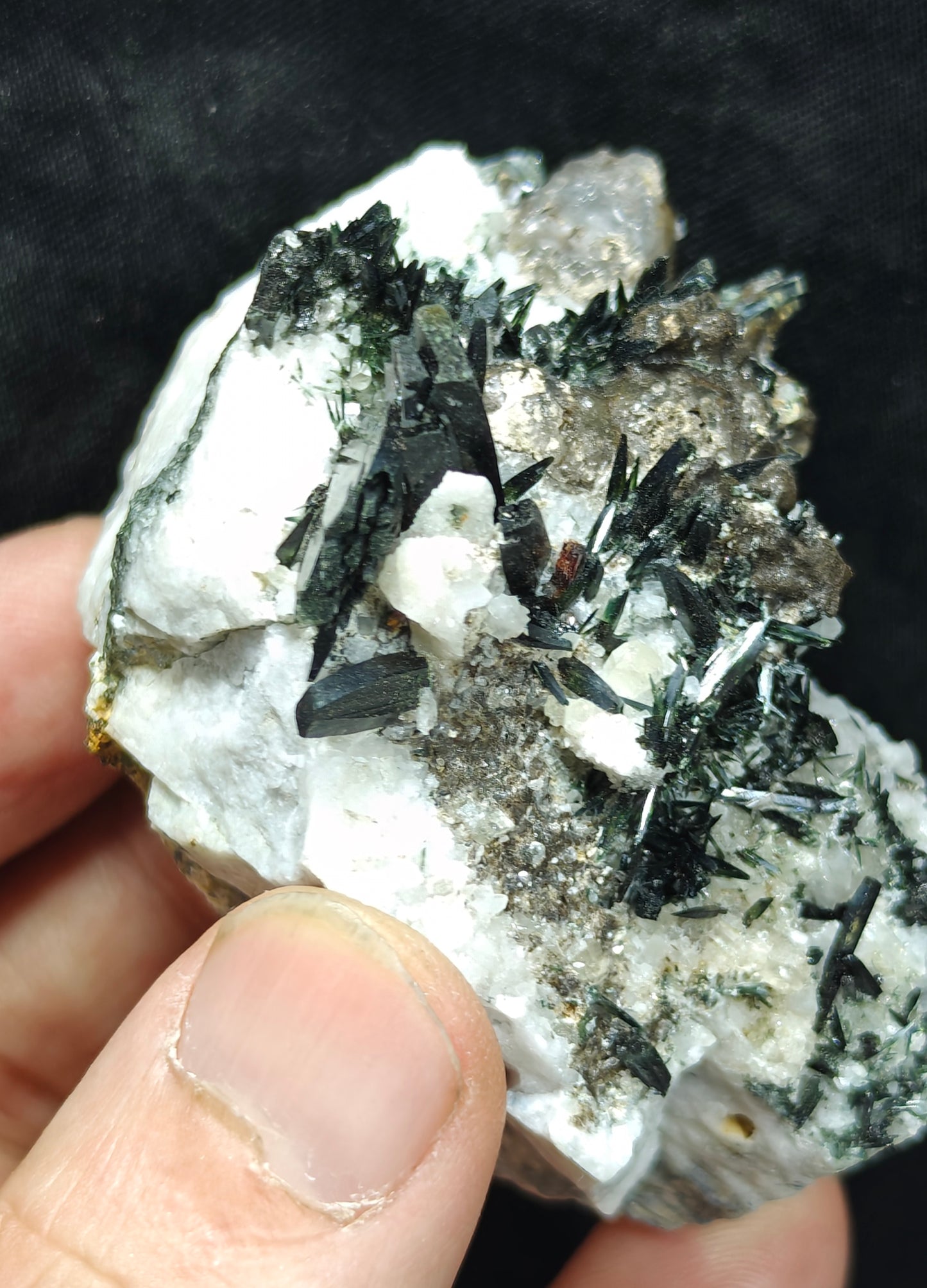 Single beautiful aesthetic aegirine crystals specimen 175 grams