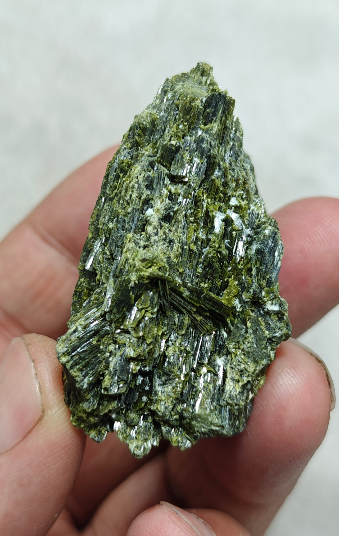 An Amazing specimen of lusterous Epidote crystal 66 grams