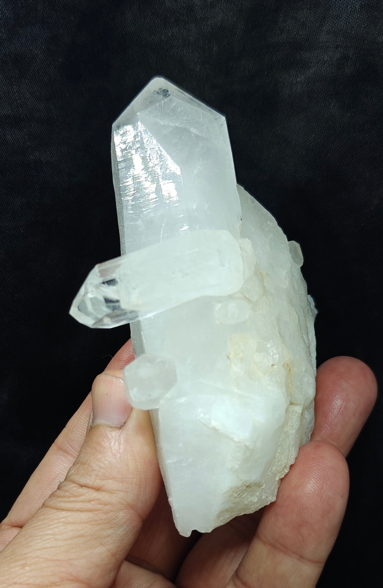 An amazing beautifully terminated clear Quartz Crystals cluster 223 grams