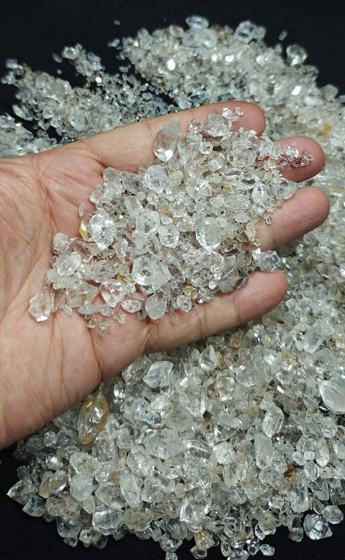 700 grams partly fluorescent diamond quartz crystals collection