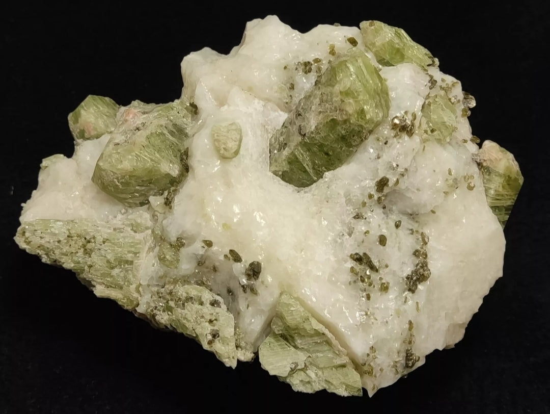 Green diopside crystals on matrix with mica 1067 grams