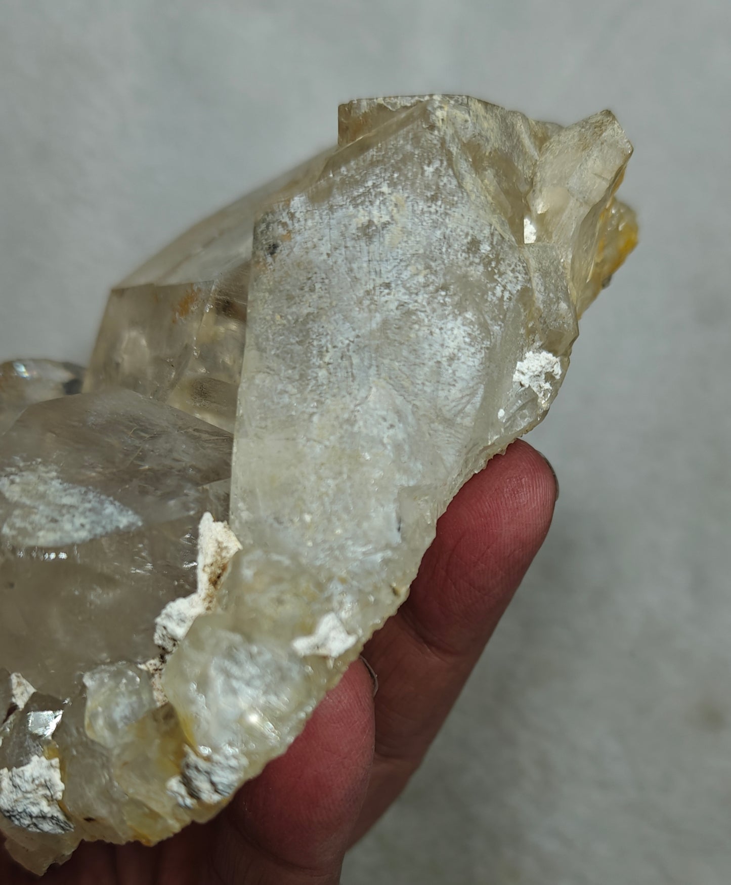 Quartz crystals having gwindle like formations 694 grams