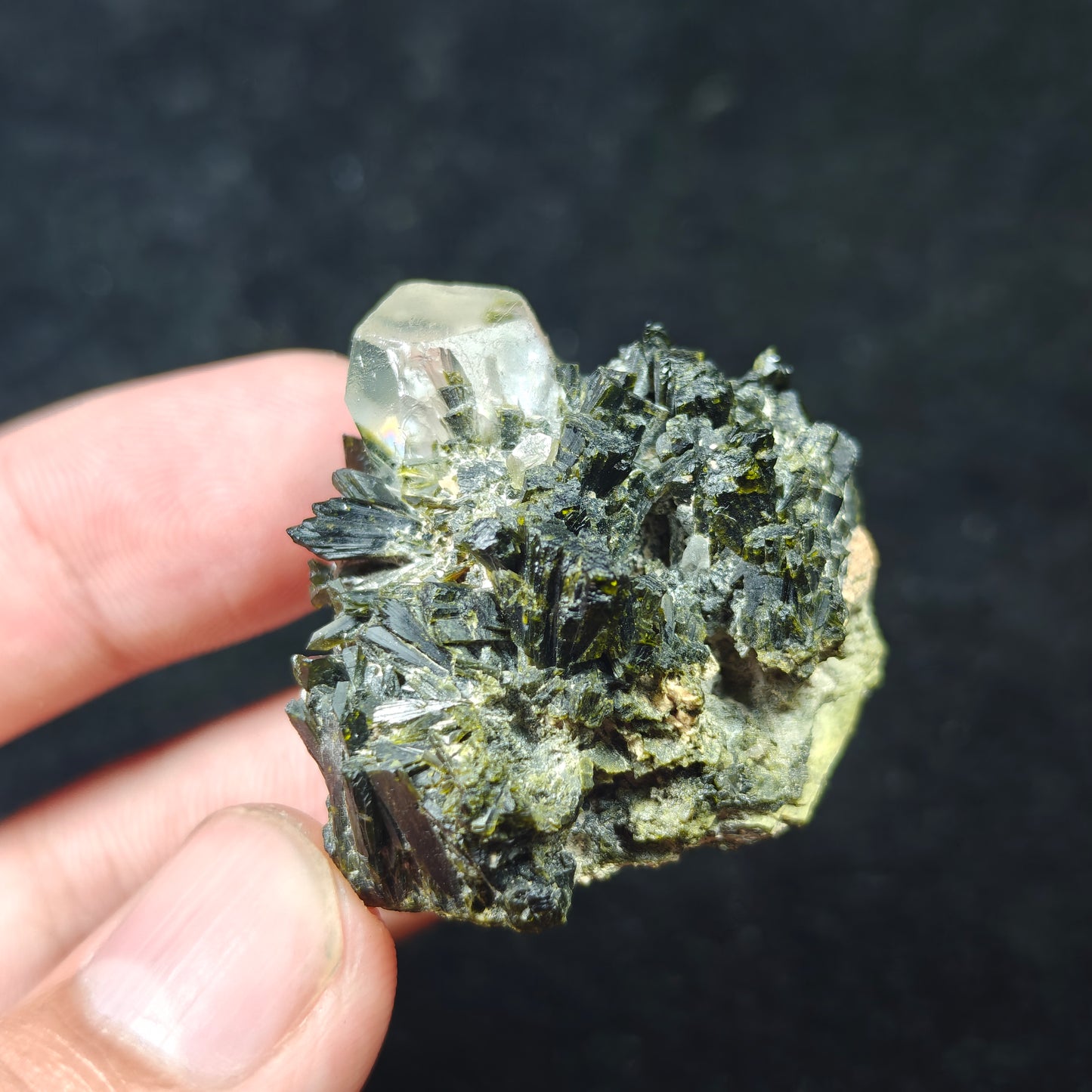 Natural Quartz with epidote 32 grams