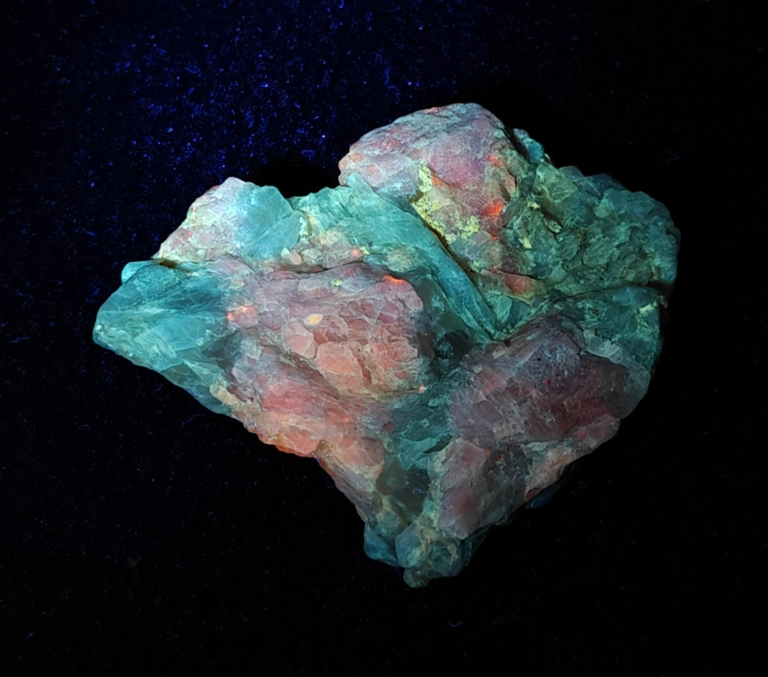 UV reactive tenebrescent Fluorescent Hackmanite with Richterite 143 grams