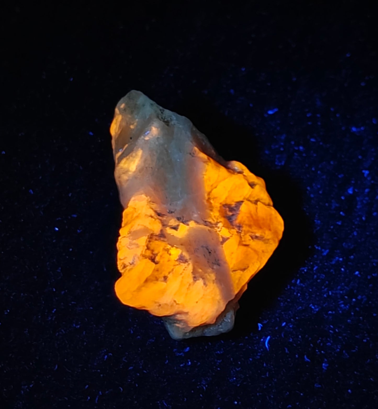 Natural fluorescent Hackmanite 20 grams