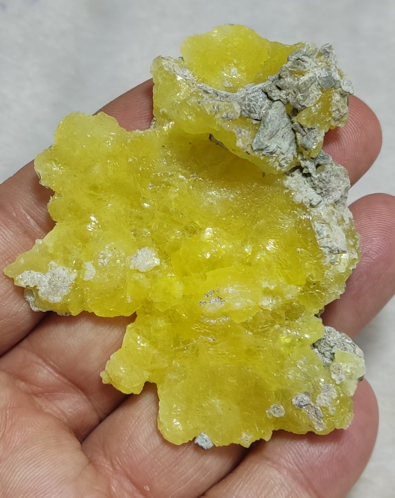 Natural yellow color Brucite 45 grams