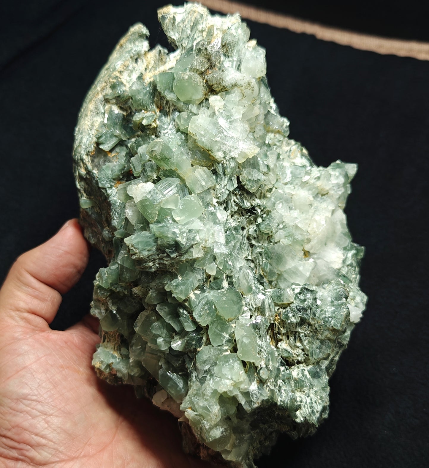 Periclene Albite with byss-olite inclusions 1300 grams