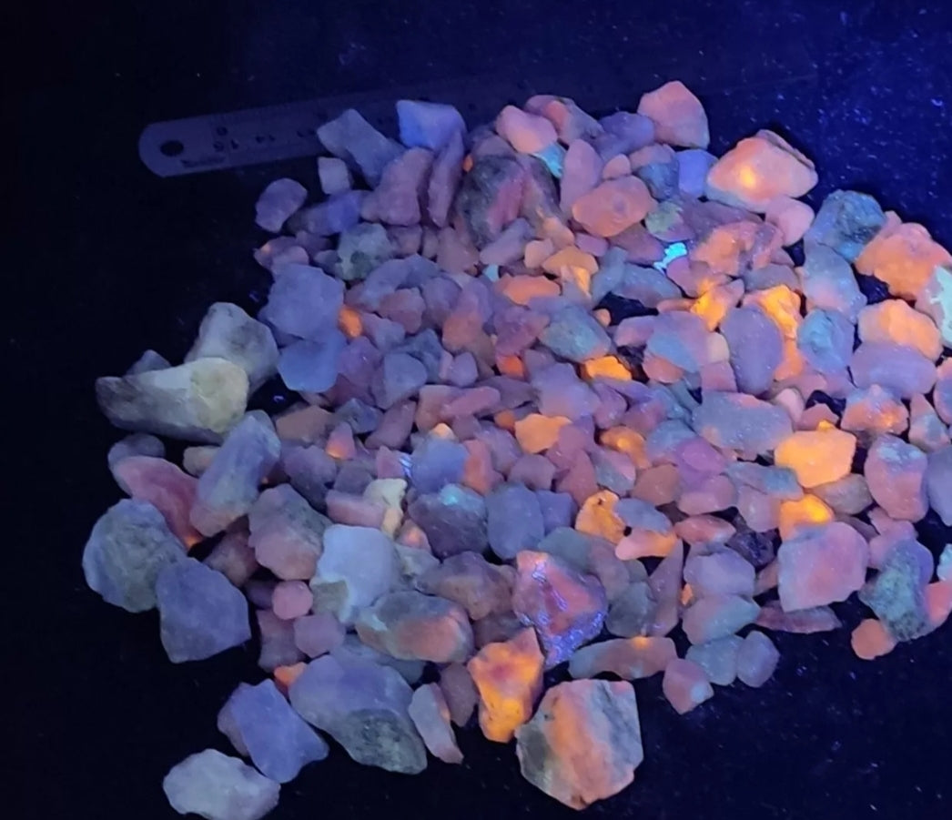 500 grams natural fluorescent Hackmanite