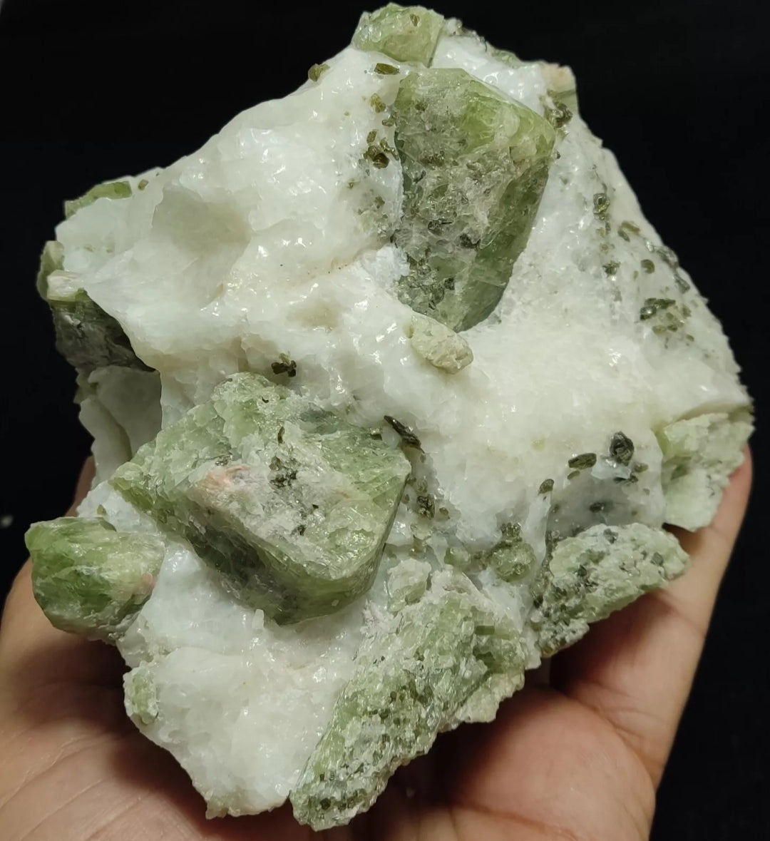 Green diopside crystals on matrix with mica 1067 grams