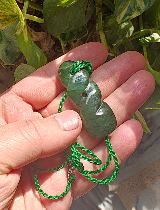 Hand carved Infinity shaped nephrite Jade pendant 5x2cm
