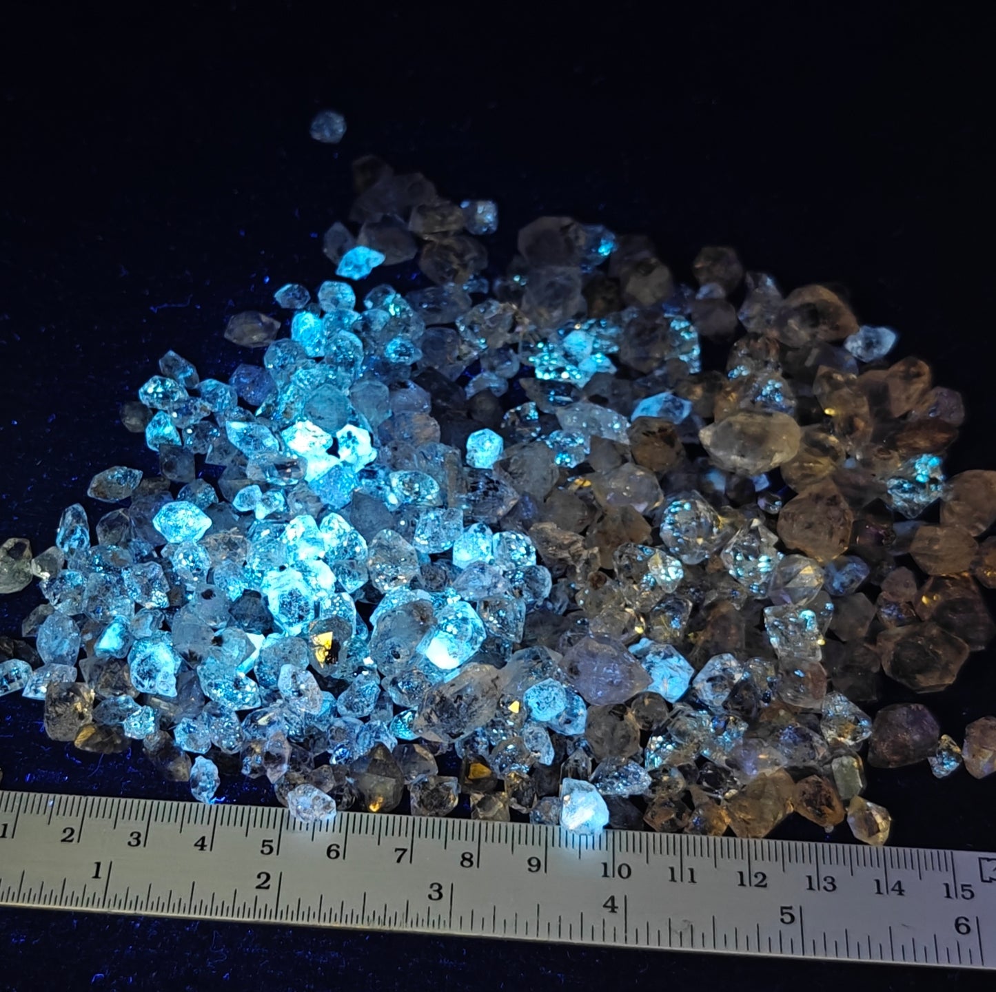 200 grams fluorescent diamond quartz crystals some with carbon and petroleum inclusions