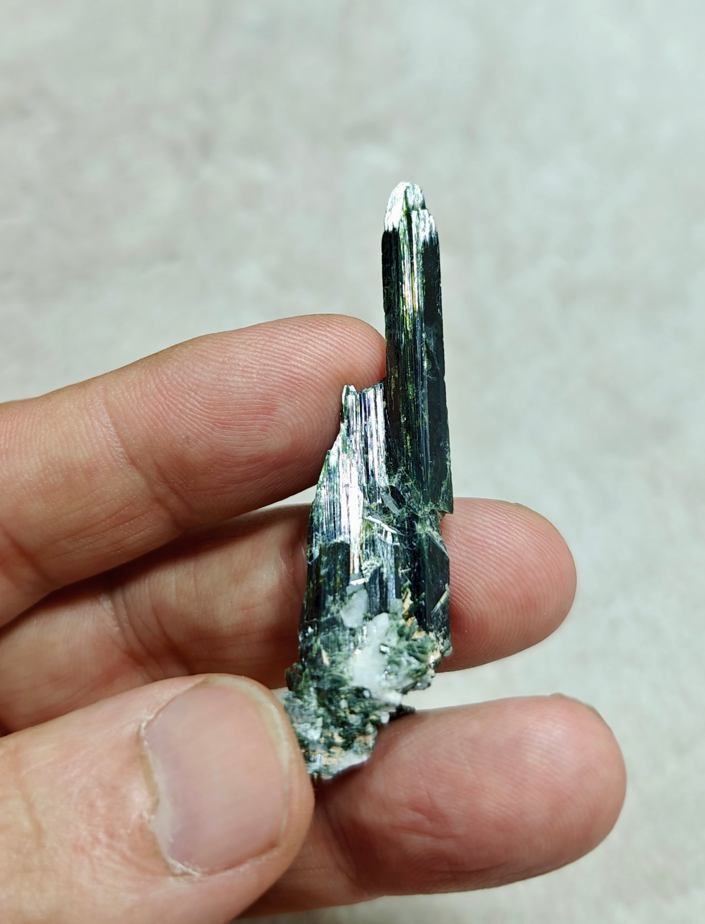 Natural aegirine crystals cluster specimen 8 grams