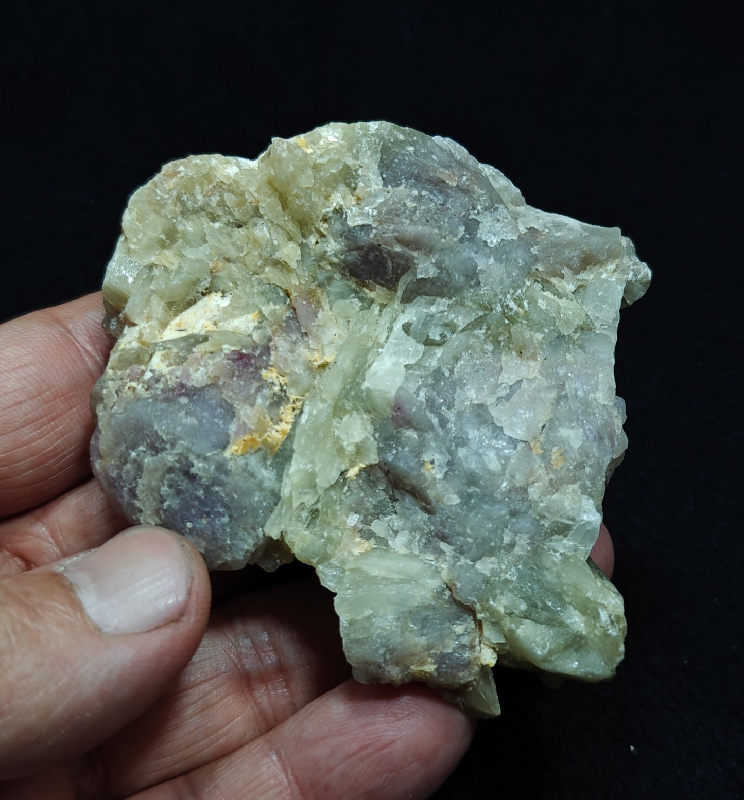 UV reactive tenebrescent Fluorescent Hackmanite with Richterite 143 grams