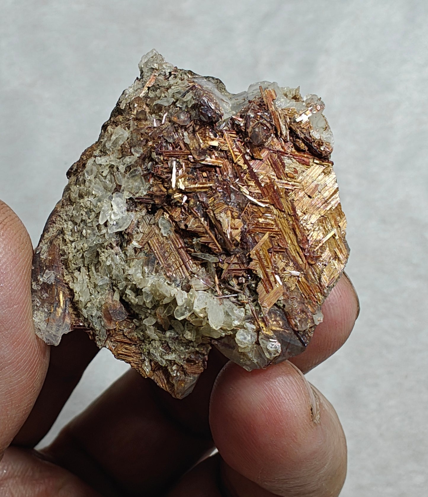 Natural Quartz Crystal with Rutiles Saginite 36 grams